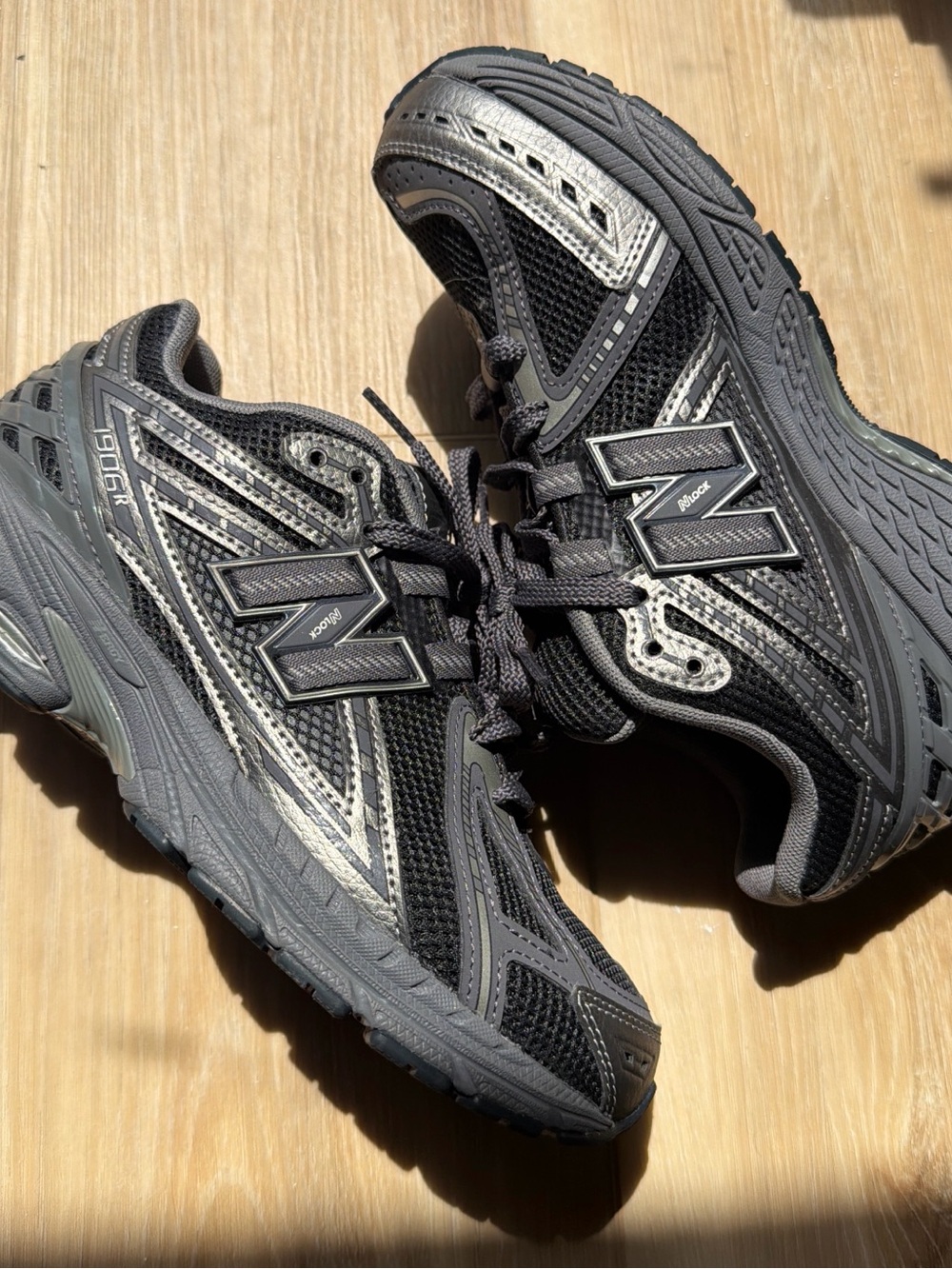 New Balance Black & Silver Mesh Trail Sneakers Size M6/W7.5